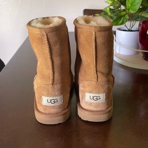 Size 4 kids chestnut ugg boot